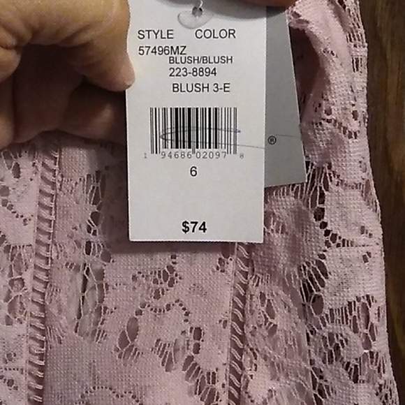 Beautiful lace dress - Picture 4 of 4